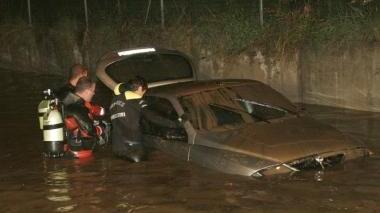 Il recupero dell’auto delle tre donne morte nel sottopasso di via Ciulli