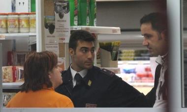 La cassiera rapinata insieme al commissario capo Perilli, a destra 