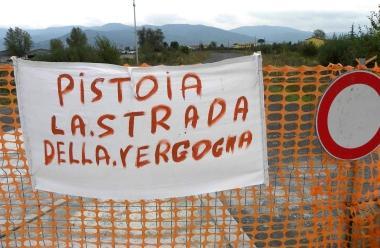 Lo striscione sulla rotatoria, a sinistra lassessore Mauro Mari 