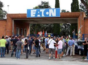Eaton, il sindaco di Massa agli operai: "Se salta l'accordo espropriamo le aree industriali"