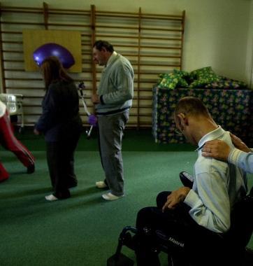 Alcuni volontari impegnati nella cura di giovani disabili 