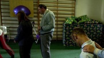 Alcuni volontari impegnati nella cura di giovani disabili