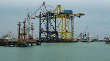 Stamani lo sbarco delle maxi gru