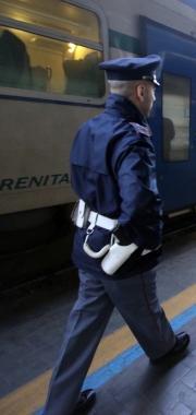 Unagente della Polfer in stazione  