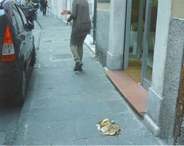 Sporco di cani nelle strade    