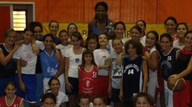 Alessandra Santos de Oliveira con le sue giovani “colleghe”