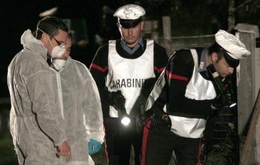 I carabinieri in via Santi Vecchi ad Agnano e il parricida Simone Greco   