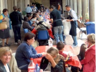 Un momento del pranzo in San Francesco 