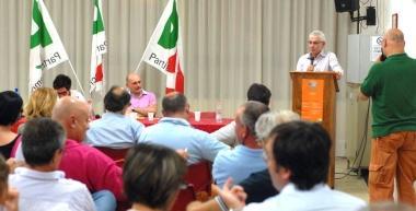 La presidenza e la platea alla recente assemblea del partito a Capostrada          