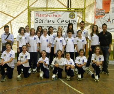 Foto di gruppo al PalaRogai per le atlete della Primavera Pattinaggio 