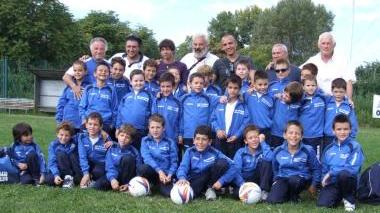 I ragazzi della Scuola calcio dell’Asd Paperino con i loro istruttori
