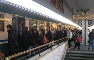 «Treni, le carrozze sono sovraffollate»