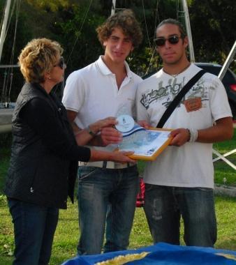 <b>VINCITORI.</b> La coppia Cerri-Meini mentre riceve il trofeo &laquo;Nonna Paperas&raquo; da Daniela, la mamma di Ilaria Cupisti  