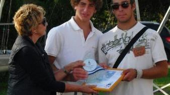 <b>VINCITORI.</b> La coppia Cerri-Meini mentre riceve il trofeo «Nonna Papera’s» da Daniela, la mamma di Ilaria Cupisti