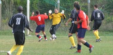 Nicola Deri del Mama Caf&egrave; segna il 2-1 