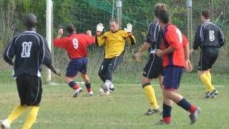 Nicola Deri del Mama Cafè segna il 2-1