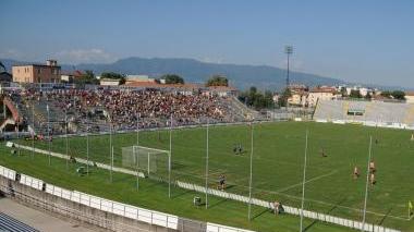 <b>VERSO IL DERBY. </b>A sinistra uno scorcio del Porta Elisa; qui sopra l’esultanza nerazzurra (si riconoscono Lorenzini, Bonadei e Mannini) dopo la vittoria del derby del 2004; a destra, l’inizio dei lavori di rifacimento del manto erboso all’Arena Garibaldi a cura della cooperativa Terra Uomoni e Ambiente