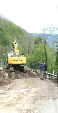 A sinistra la variante di Limestre a destra una frana sulla statale del Brennero