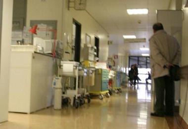 Un reparto dospedale e il consigliere Carlo Boni (Pd) 
