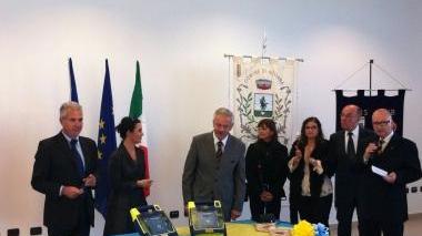 La consegna dei defibrillatori da parte dei Lions Club per le scuole