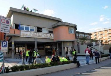 Mauro Costa e, sopra la protesta di un anno fa 