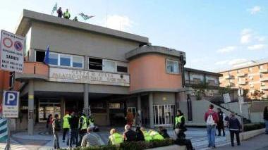 Mauro Costa e, sopra la protesta di un anno fa