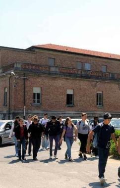 Studenti dellistituto alberghiero Minuto alluscita di scuola 