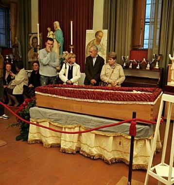 Tante visite ieri alla salma di Monsignor Egisto Cortesi 