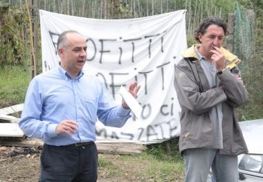 Ruspe al lavoro alla discarica del Limoncino e Toncelli e Bellabarba durante le proteste del comitato