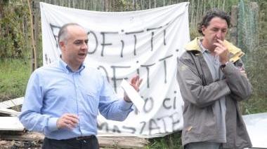 Ruspe al lavoro alla discarica del Limoncino e Toncelli e Bellabarba durante le proteste del comitato