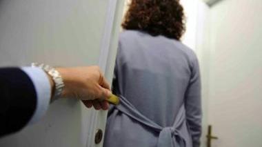 Un pratese di 46 anni maltrattava da anni l’ex moglie