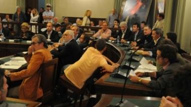 Il gruppo del Pdl, il sindaco Mauro Favilla e una immagine del consiglio comunale