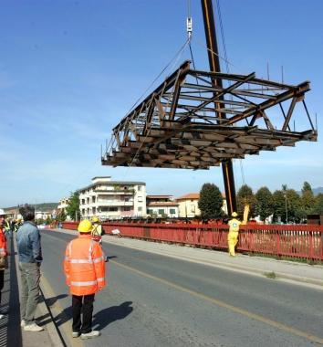 La travatura che viene posizionata sul ponte 