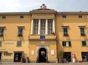 Pugni alla figlia, ma lei scagiona il padre