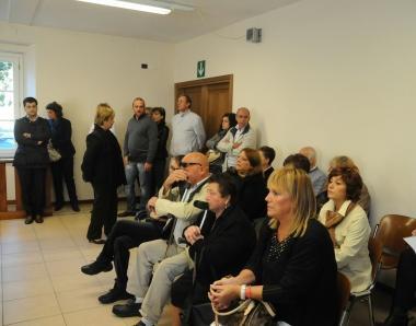 Da sinistra parenti e amici della vittima, in mezzo lavvocato Marzaduri, legale di parte civile e a destra lavvocato Zanobini che assiste limputato Tavella (vip) 