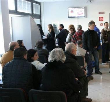 Cittadini in fila negli uffici della Sori