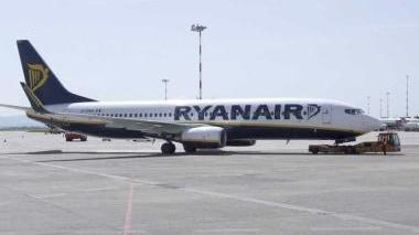 I festeggiamenti per il quinto anniversario di Ryanair a Pisa e, a destra, un aereo della compagnia irlandese in pista
