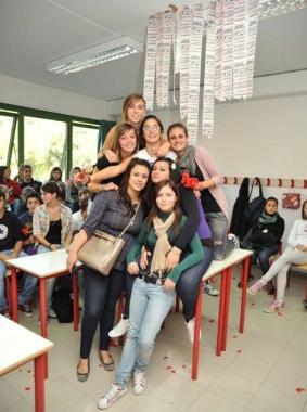 Lezione in strada degli studenti del Fermi e, a fianco lautogestione 