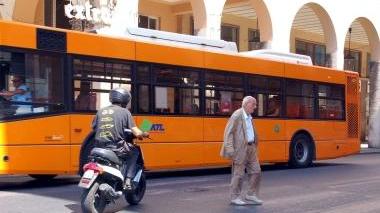 <b>VIA GRANDE. </b>Un anziano sulle strisce in una delle vie più sanzionate