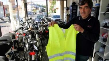 Il giubbotto con catarifrangenti obbligatorio per i ciclisti
