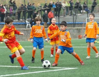 A destra, una partita di calcio sul campo sintetico di Capostrada sotto, il consigliere Andrea Betti 