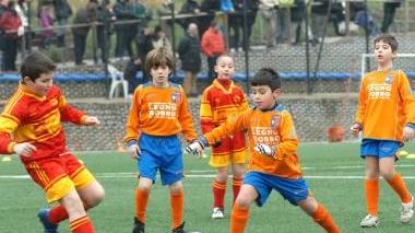 A destra, una partita di calcio sul campo sintetico di Capostrada sotto, il consigliere Andrea Betti