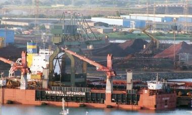 Gli impianti della Lucchini visti dal porto e, a sinistra, il segretario della Fiom Luciano Gabrielli