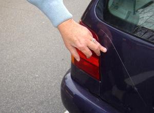 Rigava l'auto del vicino per screzi sul parcheggio, un video incastra il pensionato