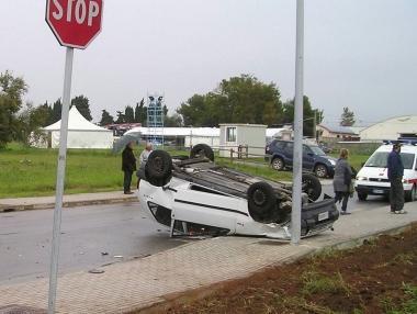 L’auto ribaltata nell’incidente alle Morelline