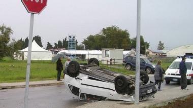L’auto ribaltata nell’incidente alle Morelline