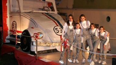 Sopra uno dei carri allegorici della sfilata di Castelnuovo A destra il momento della partenza della corsa podistica 