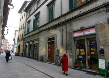Il centro storico e accanto (al centro) Caponi 