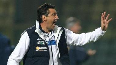 Alfredo Aglietti mentre si sbraccia in panchina
