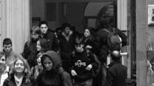 A fianco l’uscita da scuola sotto l’assessore Serfogli